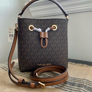 💋NWT Michael Kors Suri Small Logo Crossbody Bag